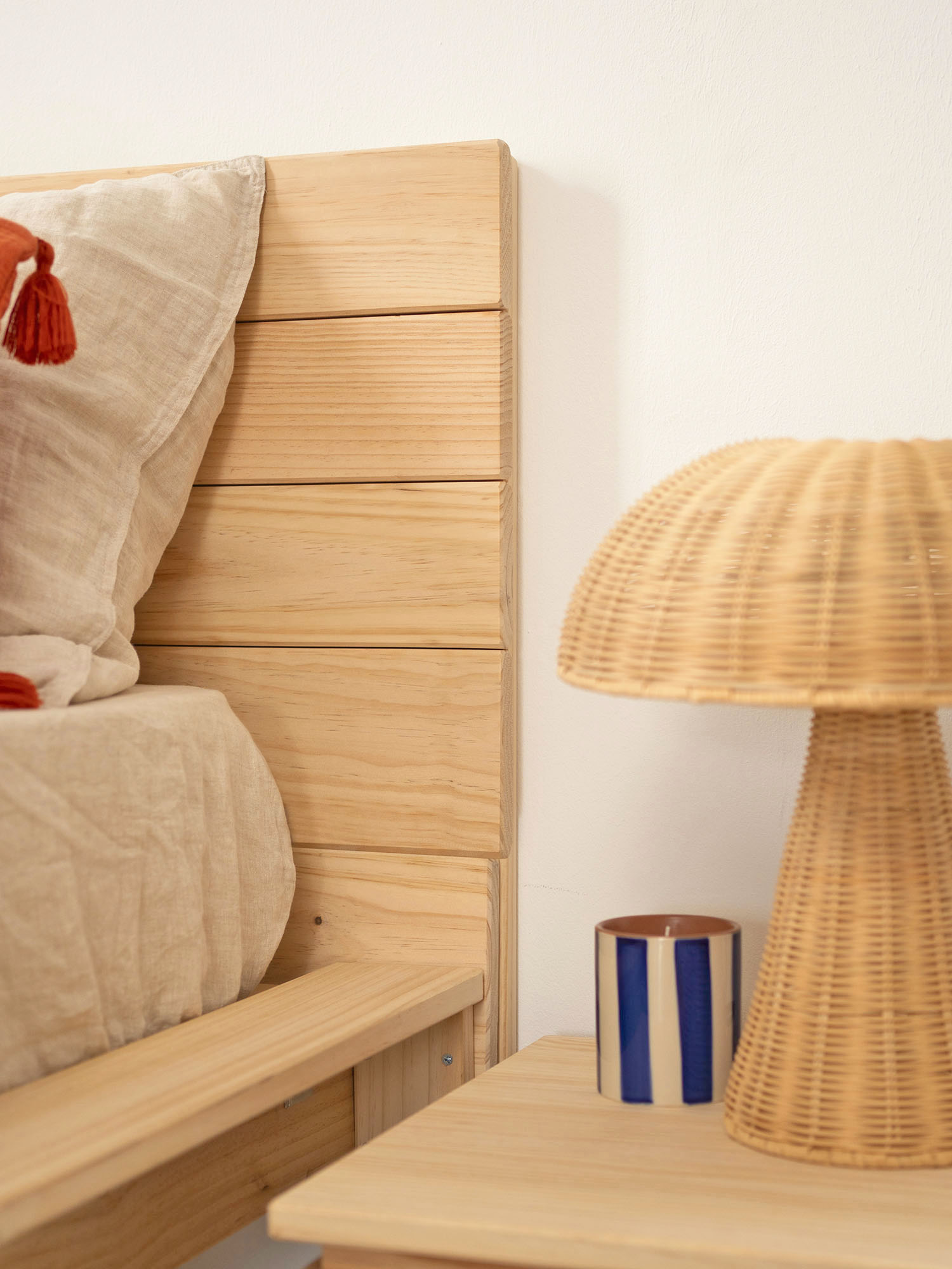 Imagen de ambiente 2 para:Cama doble con cabecero de madera de pino